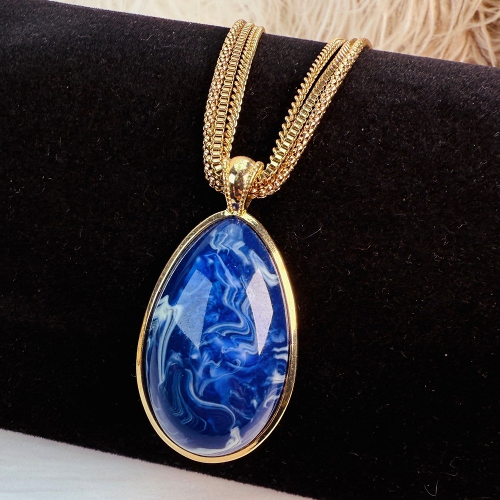 Elegant Blue and Gold Pendant Necklace